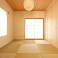 リビングと続き間の和室は琉球風の畳でモダンに